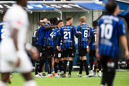 Sirius Christian Kouakou jublar med lagkamrater