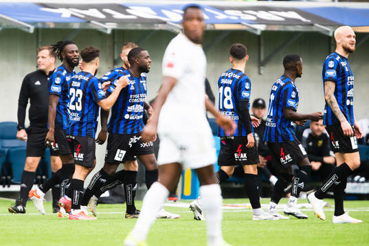 Sirius Christian Kouakou jublar med lagkamrater