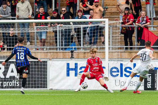 Sirius målvakt Hannes Sveijer med en räddning