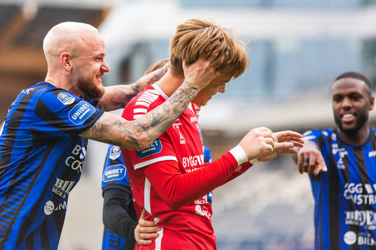 Sirius Adam Ståhl och målvakt Hannes Sveijer jublar