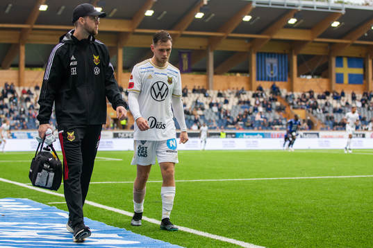 Östersunds Charlie Colkett klivar av skadad