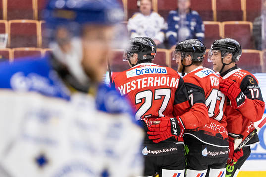 Malmö Redhawks Ponthus Westerholm jublar med lagkamrater