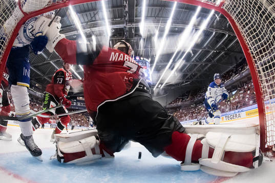 Leksands Patrik Zackrisson och Malmö Redhawks målvakt