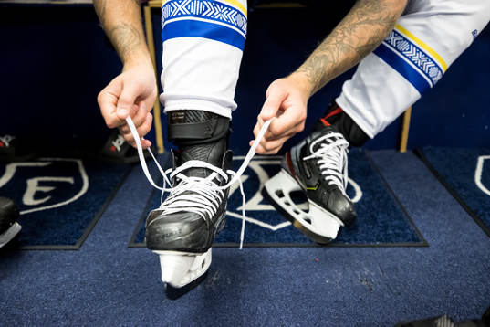 Skridskor innan ishockeymatchen i SHL mellan Leksand och