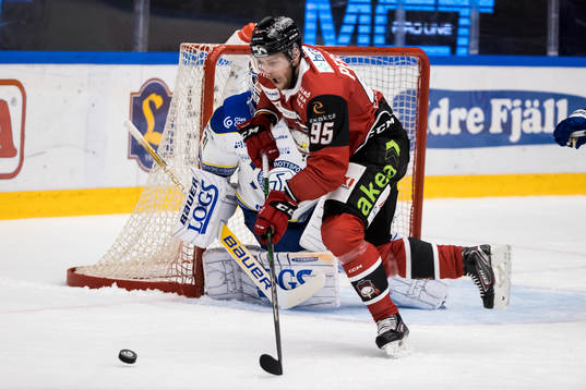 Malmö Redhawks Carl Persson framför Leksands målvakt