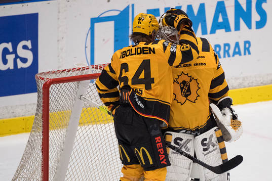 Skellefteås målvakt Gustaf Lindvall och Jonathan Pudas