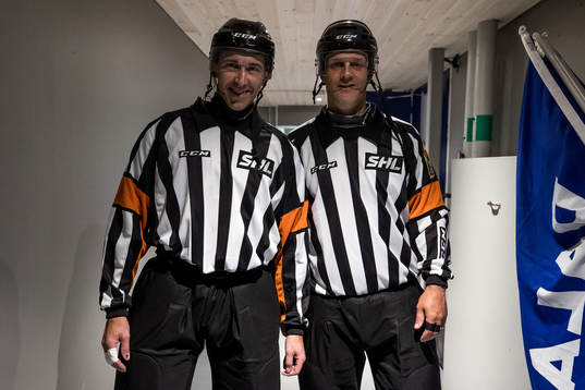 Domarparet Mikeal Nord och Linus Öhlund innan