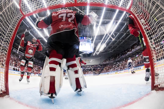 Malmö Redhawks målvakt Daniel Marmenlind jublar