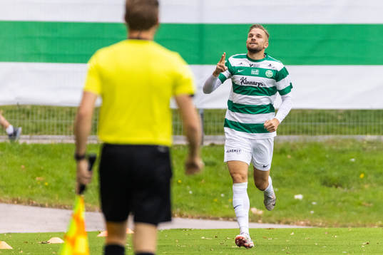 Västerås Erik Björndahl jublar 1-0 målet