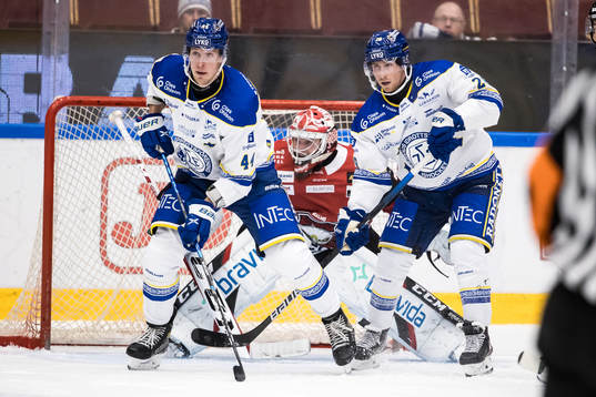 Leksands Carter Ashton och Leksands Justin Kloos framför