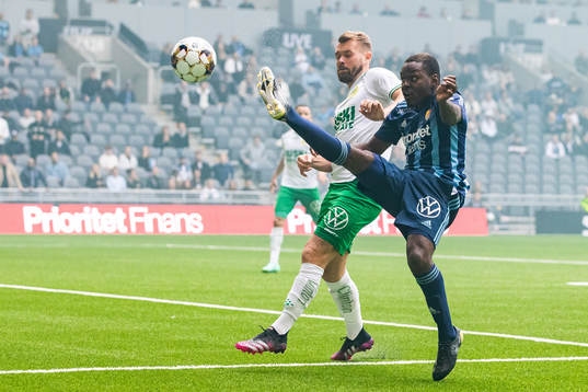 Hammarbys Mads Fenger Nielsen Djurgårdens Joel Asoro
