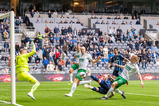 Djurgårdens Magnus Eriksson gör 1-1 bakom Hammarbys