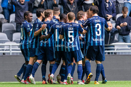 Djurgårdens Magnus Eriksson jublar med lagkamrater