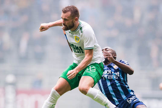 Hammarbys Mads Fenger Nielsen i en nickduell med