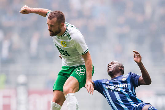 Hammarbys Mads Fenger Nielsen i en nickduell med