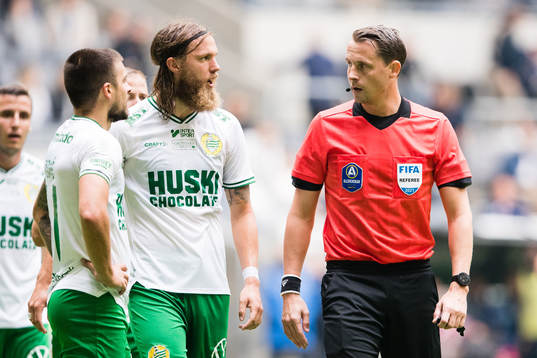 Hammarbys Vladimir Rodic och Bjørn Paulsen talar med