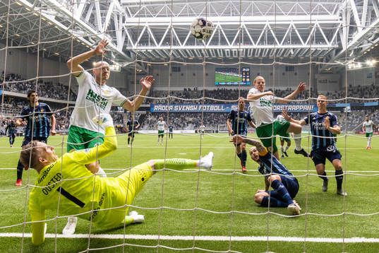 Djurgårdens Magnus Eriksson kvitterar till 1-1 förbi