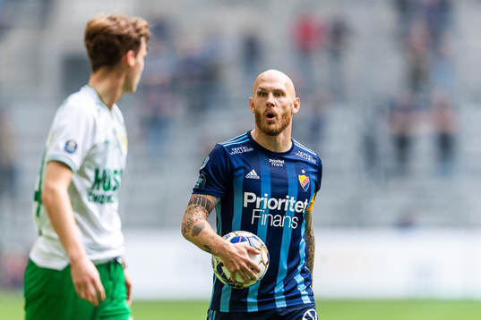 Djurgårdens Magnus Eriksson diskuterar med Hammarbys