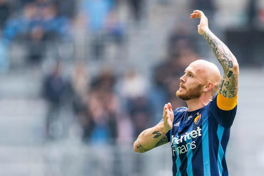 Djurgårdens Magnus Eriksson jublar och tackar publiken