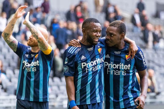 Djurgårdens Emmanuel Banda och Joel Asoro jublar