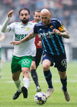 Hammarbys Abdul Khalili i kamp om bollen med Djurgårdens