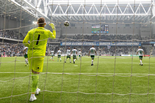 Hammarbys målvakt David Ousted slänger ut bollen ur målet