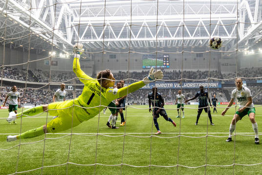 Hammarbys målvakt David Ousted släpper in 2-1 från