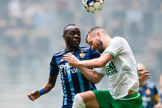 Djurgårdens Edward Chilufya i en nickduell med Hammarbys