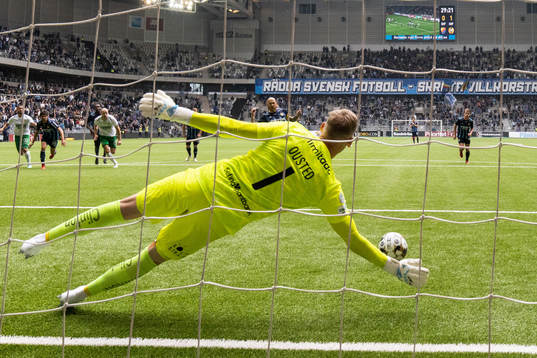 Hammarbys målvakt David Ousted räddar en straffskark