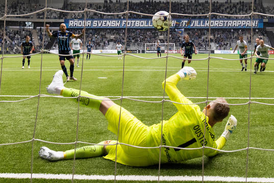 Hammarbys målvakt David Ousted räddar en straffskark