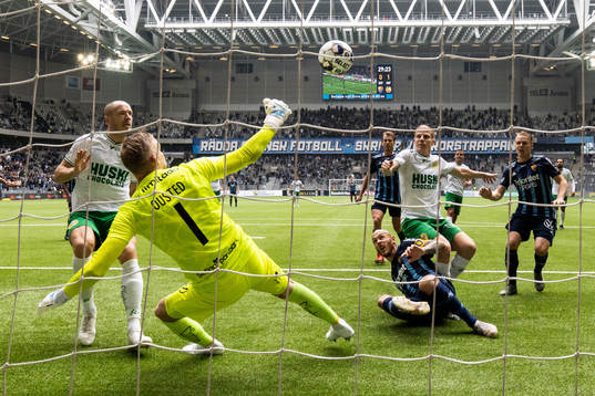 Djurgårdens Magnus Eriksson kvitterar till 1-1 förbi