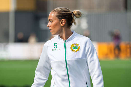 Hammarbys Petronella Ekroth innan fotbollsmatchen i