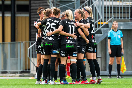 Rosengårds Sanne Troelsgaard jublar med lagkamrater