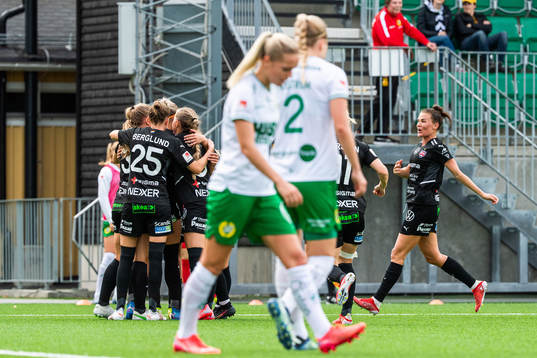 Rosengårds Sanne Troelsgaard jublar med lagkamrater