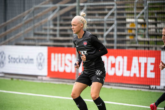 Rosengårds Caroline Seger innan fotbollsmatchen i