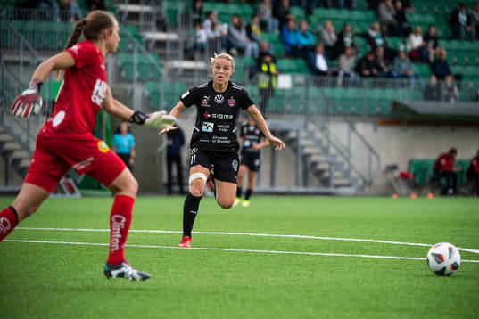 z210912 Hammarbys målvakt Anna Tamminen och Rosengårds