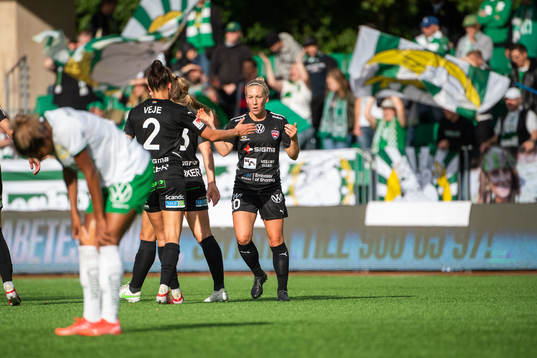 Rosengårds Mia Persson och Katrine Veje jublar