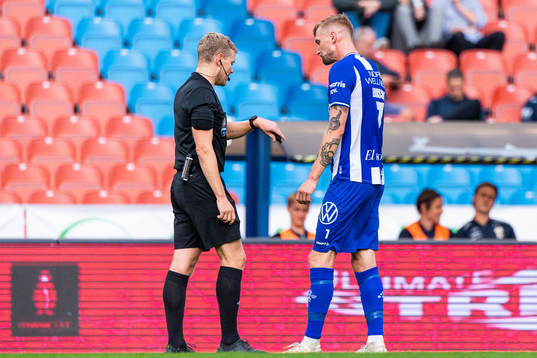 Domare Fredrik Klitte och IFK Göteborgs Sebastian Eriksson