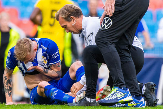 IFK Göteborgs Sebastian Eriksson undersöks