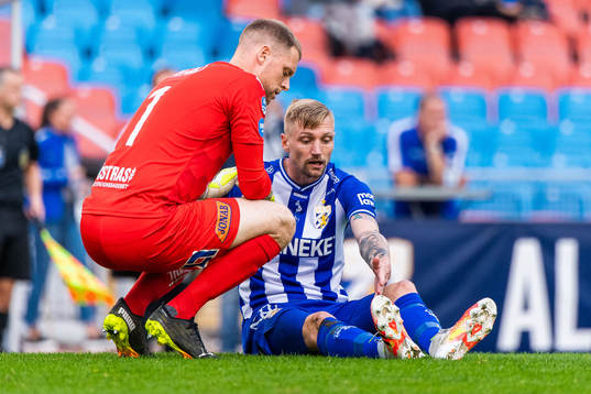 Halmstads målvakt Malkolm Nilsson Säfqvist pratar med IFK