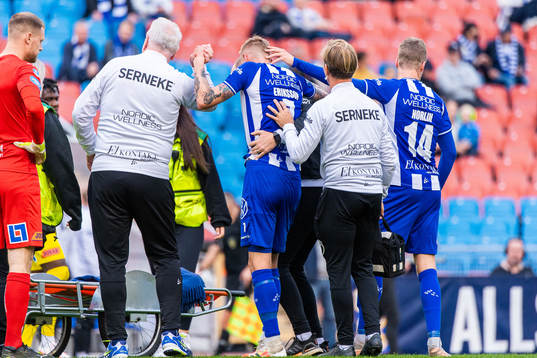 IFK Göteborgs Sebastian Eriksson hjälps upp på båren