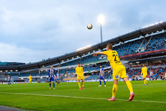 Halmstads Andreas Bengtsson kastar ett inkast på Ullevi