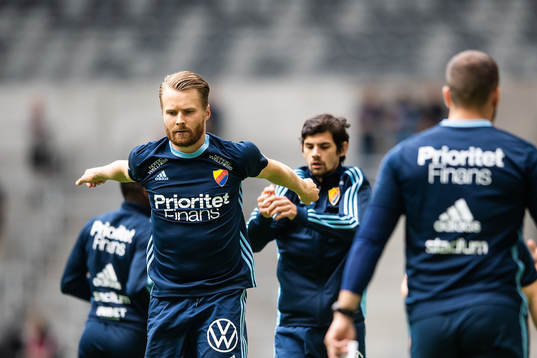 Djurgårdens Jacob Une Larsson värmer upp