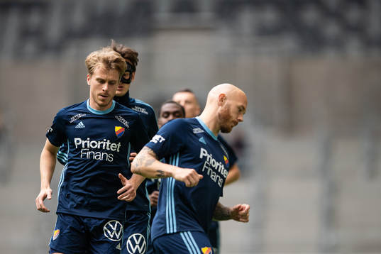 Djurgårdens Rasmus Schüller värmer upp
