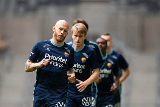 Djurgårdens Magnus Eriksson värmer upp