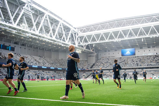 Djurgårdens Magnus Eriksson värmer upp