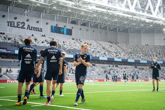 Djurgårdens Elliot Käck värmer upp