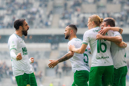 Hammarbys Gustav Ludwigson jublar med Mohanad Jeahze och
