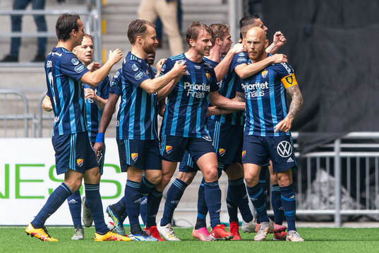 Djurgårdens Magnus Eriksson jublar med lagkamrater