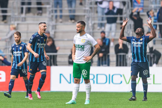 Djurgårdens Haris Radetinac jublar med målskytten till